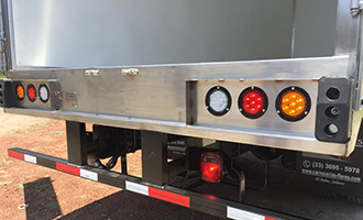 Caja refrigerada con estribo y porta luz de acero inoxidable