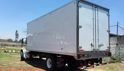 Caja refrigerada con estribo y porta luz de acero inoxidable